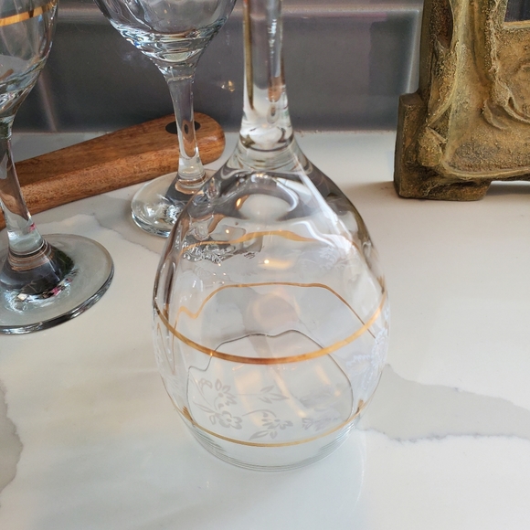 3 Vintage Pasabahce Wine Glasses Swirl with White Embossed Flowers and Gold Ring - Picture 5 of 7